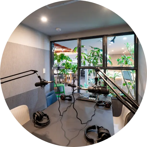 ラジオ収録ブースでクリエイティブな活動を即座に発信